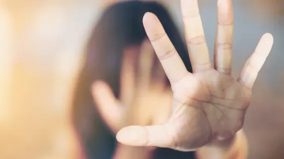 Le fracturó un brazo, se separaron y volvió a golpearla