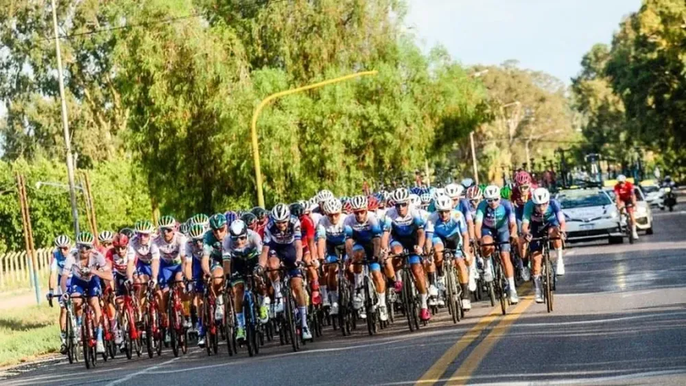 Maximiliano Navarrete ganó la última carrera y Gerardo Tivani celebró el título