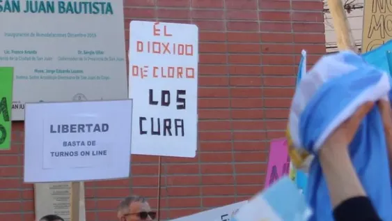 “El dióxido de cloro los cura”: la repudiable pancarta que se coló en la protesta