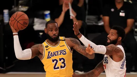 Los Lakers ganaron el clásico en el retorno