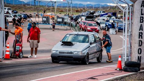 El Picódromo Albardón despide la temporada nocturna con una doble jornada de picadas de autos y motos.
