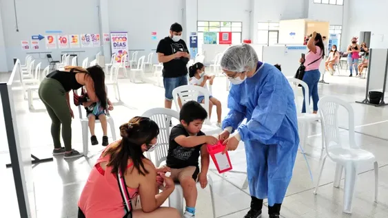 Afirman que ninguno de los niños internados por Covid tiene la vacunación completa