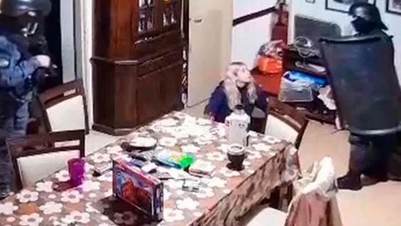 La Policía allanó una casa por error y unos hermanitos vivieron un momento de terror