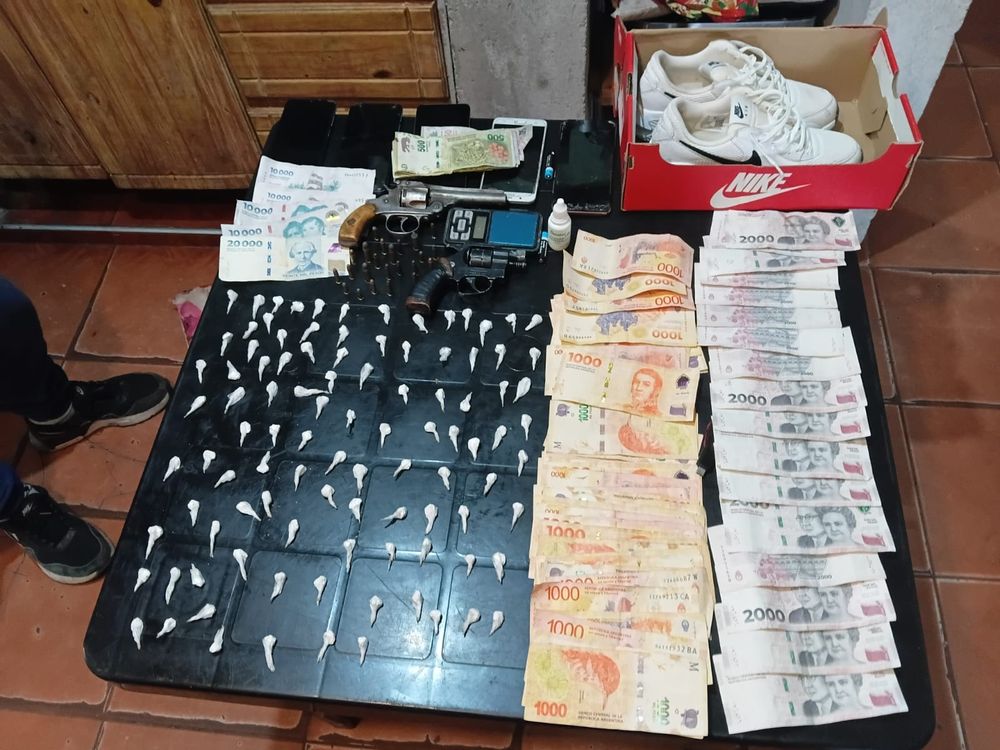 Operativo policial en Rivadavia donde la Brigada de Investigaciones secuestró armas, droga y objetos robados.