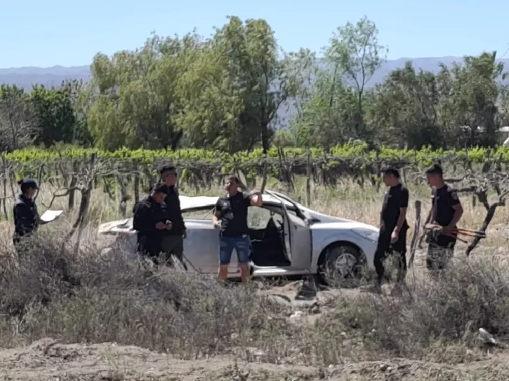 Aparatoso vuelco de un auto cerca de la diagonal de Caucete