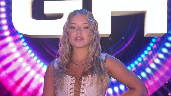 Coti de Gran Hermano, frente al espejo con una bikini combinada