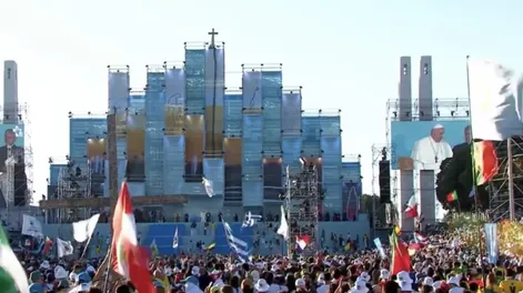 Francisco presidió un vía crucis en Lisboa del que participaron 800 mil peregrinos