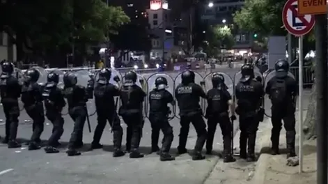 Incidentes afuera del Monumental con hinchas que intentaron ingresar sin entradas