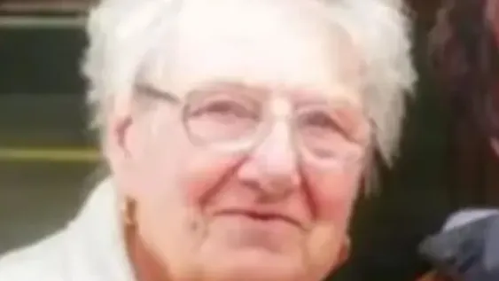 Se tatuó la cara de su abuela fallecida pero no quedó como esperaba: “Parece Rod Stewart”