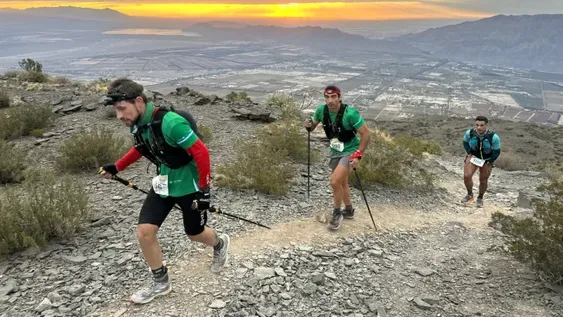 LOS ATLETAS sortean escollos en pleno amanecer entre los cerros. Las categorías de mayor distancia largaron entre las 22.00 del viernes y las 07.00 de ayer.