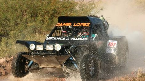 Quiroga lidera en una  carrera muy cerrada