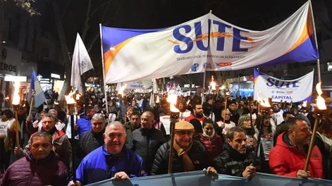 Docentes mendocinos marcharon en rechazo del adelanto de aumento salarial