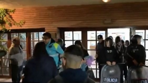 escandalo en villa gesell: concejales opositores denunciaron que militantes kichneristas los agredieron