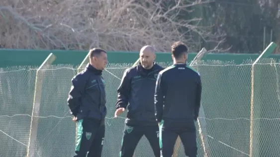 DEFINICIONES. Romagnoli y su cuerpo técnico comenzaron a delinear la probable formación de San Martín para el sábado ante Sarmiento en partido clave.