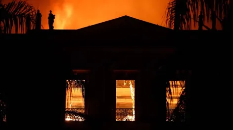 Impresionante incendio arrasa con el Museo Nacional de Brasil