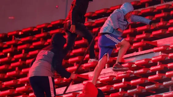 El Gobierno pidió la expulsión del país de los hinchas de la Universidad de Chile