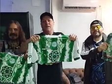 La Renga exhibiendo las camisetas de Sportivo Desamparados