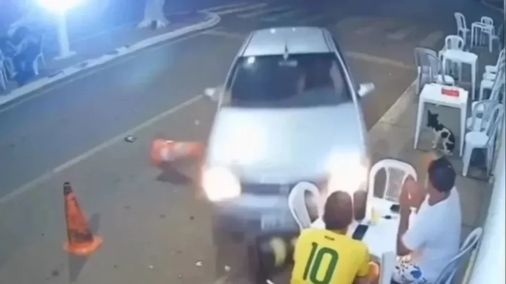 Salió con amigos, su novia se enfureció y lo atropelló con el auto