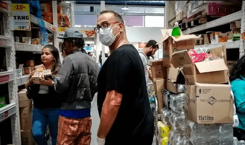 ¿Es posible infectarse al tocar los alimentos en el supermercado?