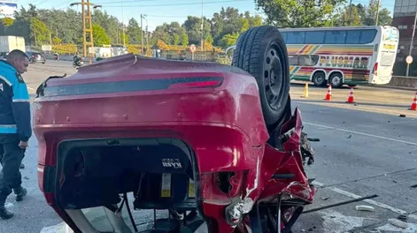 Un automovilista chocó contra el muro de contención de una cabina de peaje y murió