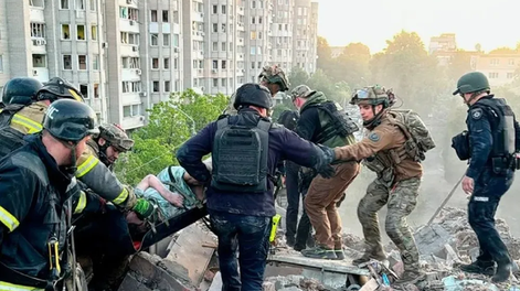 Rusia atacó a Ucrania con misiles: al menos 17 muertos, decenas de heridos y Kiev en llamas
