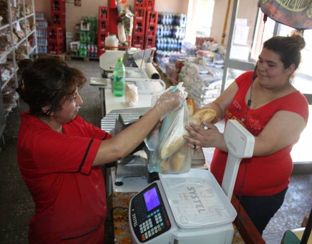 Bajó la harina pero sólo en   Rawson rebajaron el pan