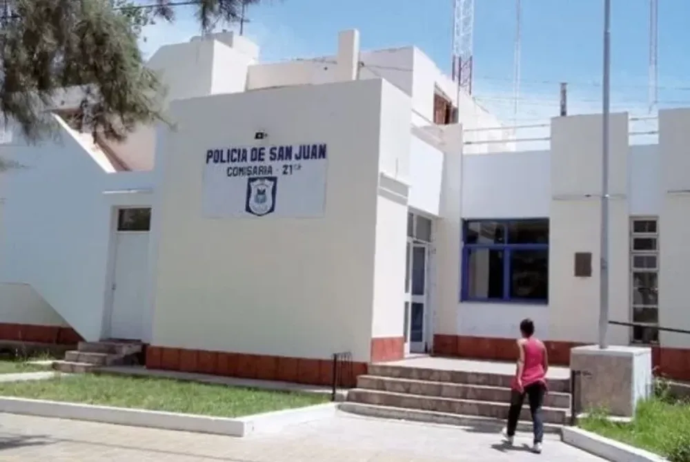 Detuvieron a dos policías por llevarle $85 mil a una comerciante en un operativo trucho