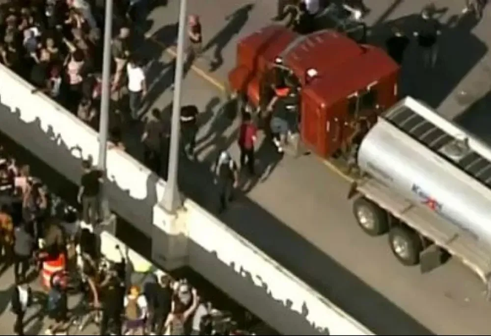 Un hombre a bordo de un camión cisterna intentó arrollar a la multitud durante una protesta