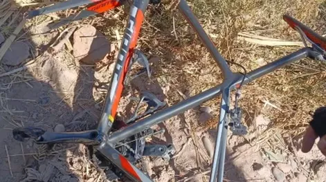 Dos sujetos robaron una costosa bicicleta y arrojaron el cuadro a un baldío