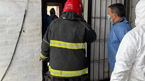 Intencional fue el inicio de las llamas. A la derecha, el fiscal Gómez con bomberos y peritos.