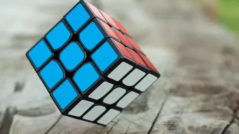 Un joven reveló un súper “truco” para resolver el cubo de Rubik “infinita de veces”