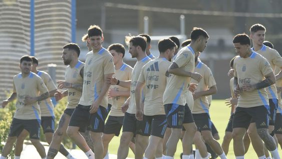 AL TROTECITO. El plantel argentino trabajo ayer pensando en Uruguay y Brasil, los dos grandes compromisos de estas fechas de Eliminatorias.