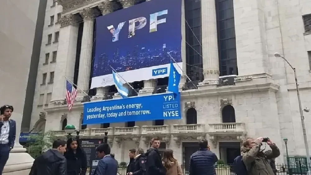 YPF cumplió 30 años cotizando en la bolsa de Nueva York en 2023 y varias empresas podrían imitarla en este 2025 que recién comienza.