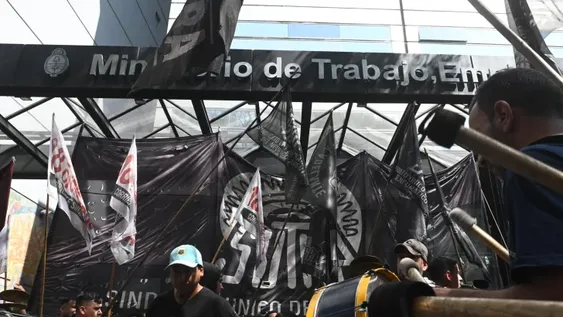 Trabajadores del neumático mantienen el paro y bloqueo