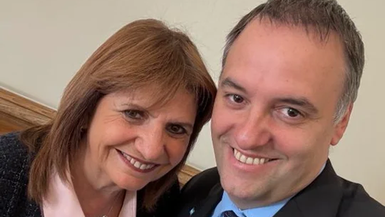 El jefe de Gabinete, Manuel Adorni, con la senadora Patricia Bullrich.