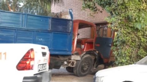 Camión que chocó contra una vivienda.-