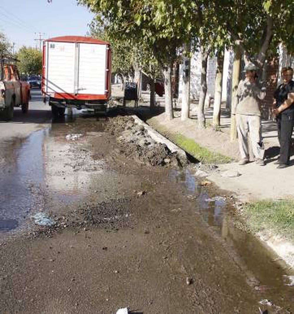 Dos meses de caos  por un caño dañado