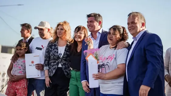 Orrego adjudicó un barrio en Chimbas: “Estamos cumpliendo, nos quedan 540 viviendas más para entregar este año”