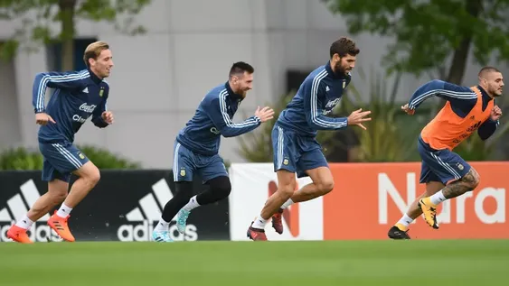 Sampaoli probó 3 equipos y realizó cambios de esquemas