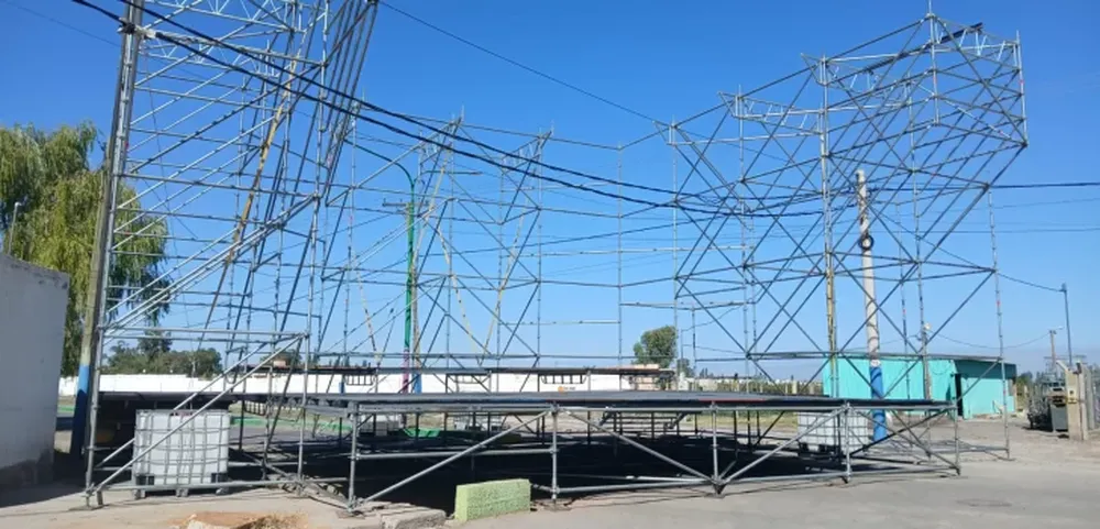 Preparativos. Ayer, se terminó de instalar el escenario en la Plaza Narciso Laprida, en Las Casuarinas, 25 de Mayo, para la Fiesta Departamental del Racimo y el Vino que arranca hoy.