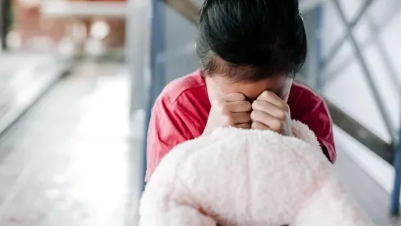 Lo condenaron por abusar de una niña de 11 años, pero zafó de la cárcel