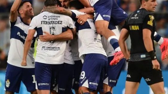 Puro festejo. Los jugadores de Gimnasia celebran uno de los goles del triunfo.