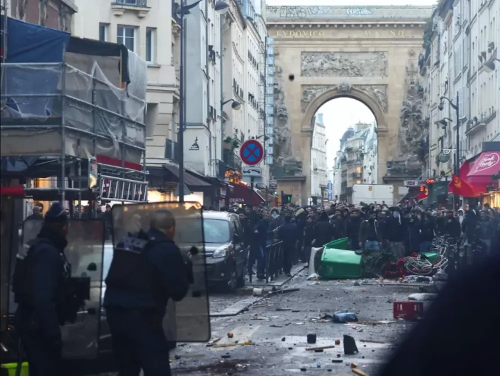 Enfrentamientos y 11 detenidos en París durante la marcha por el ataque racista al centro kurdo