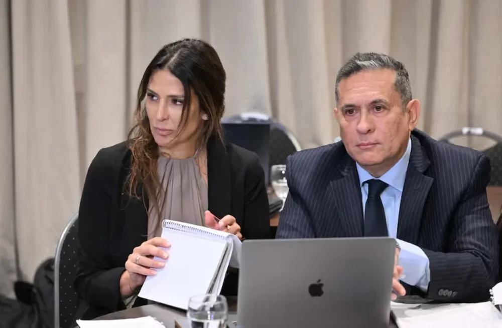 Julieta Makintach y su defensor, durante la primera audiencia del Jury en su contra.