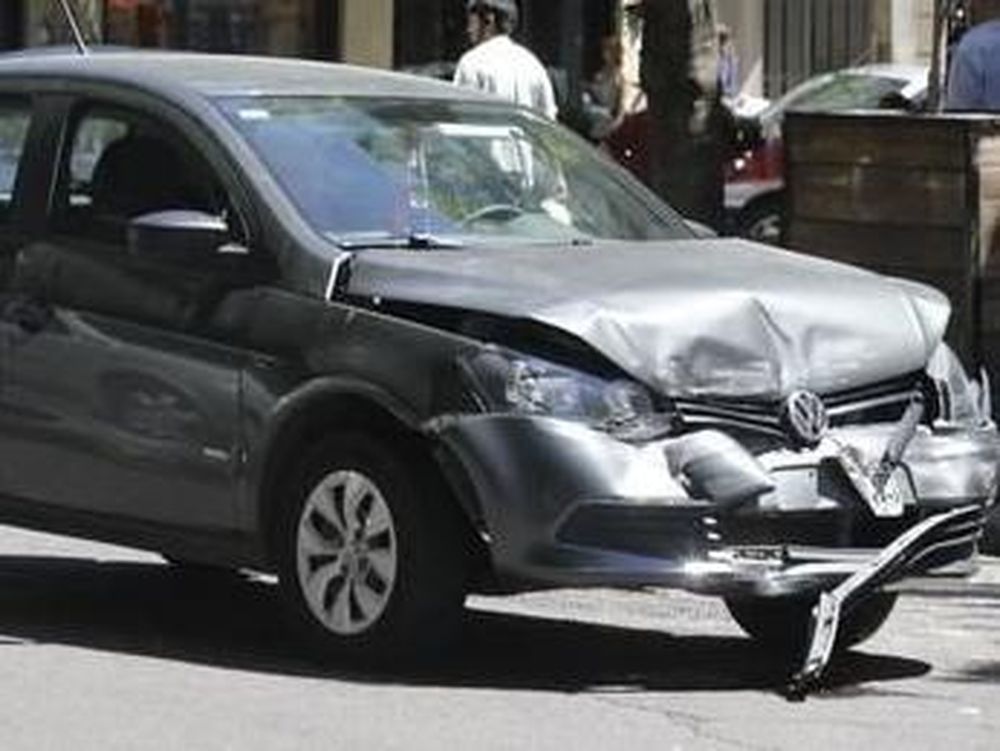 Una mujer perdió el control de su auto y chocó contra un árbol: dos personas heridas