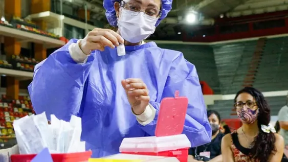 Los motivos por los que hay que colocarse refuerzos de la vacuna anticovid, según Jofré