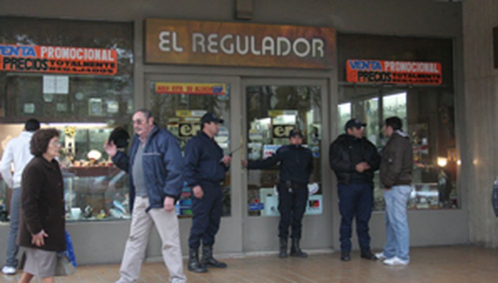 Asaltan una joyería céntrica y escapan en un remis