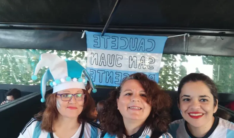 El aliento de 4 sanjuaninos en el fan fest de Sevilla apoyando a la Selección
