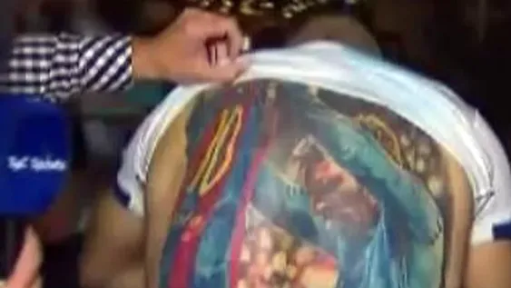 [VIDEO] Un brasilero se hizo un enorme tatuaje de Messi y su reacción explotó en las redes