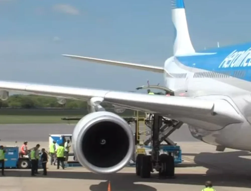 El avión que viajó a Rusia a buscar la segunda tanda de las vacunas arribó al país